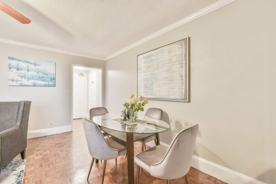 Building Photo - 300 W Peachtree St NW