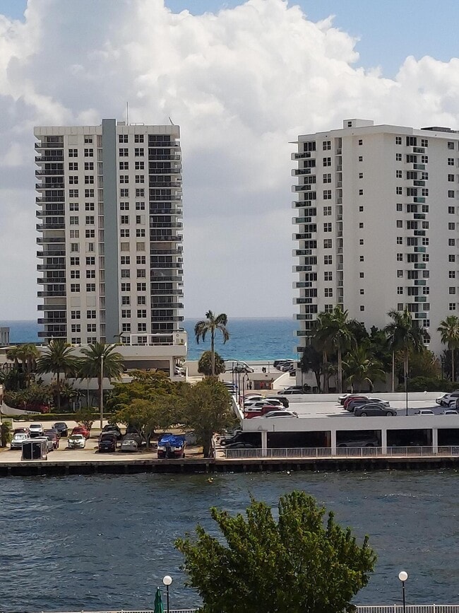 Building Photo - 800 Parkview Dr