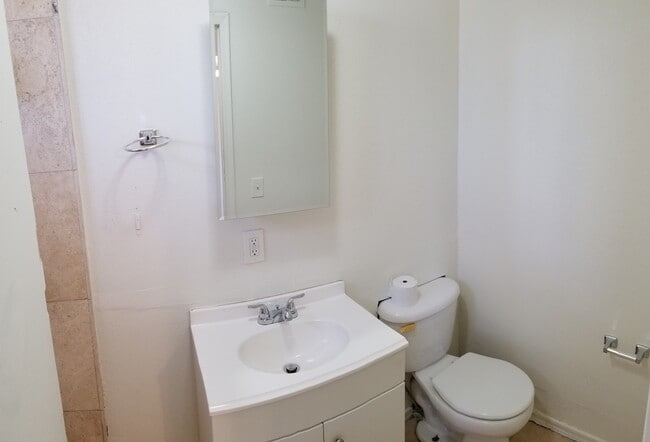 Building Photo - COZY AND AFFORDABLE UNIT ACROSS FROM CELEBRITY THEATER