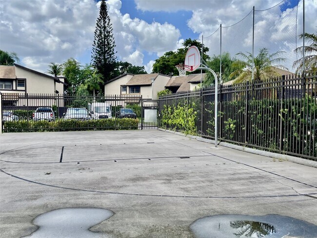 Building Photo - 2160 Bayberry Dr