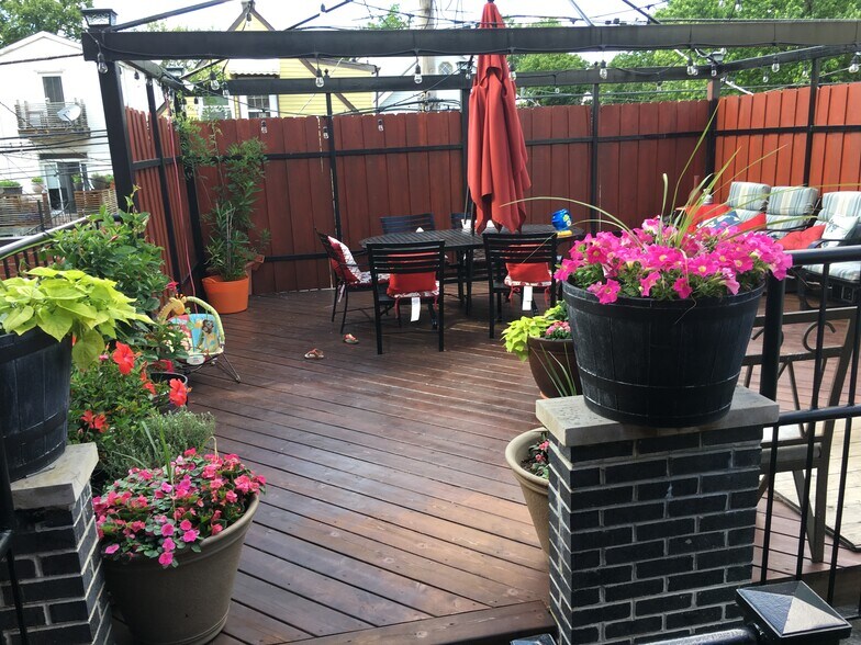 Communal rooftop deck - 2216 W Belmont Ave
