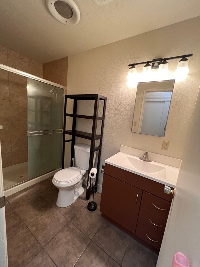 Building Photo - 56-0404