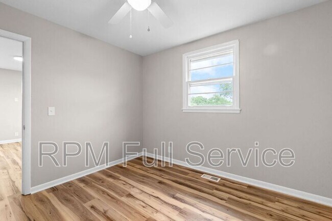 Building Photo - 895a W Sharpe Ave