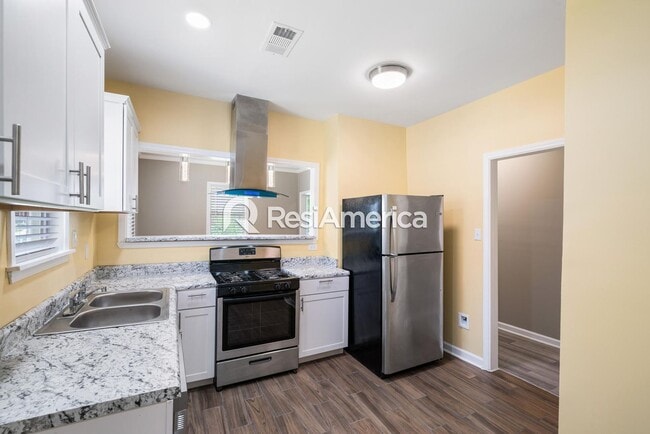 Building Photo - Beautiful Midtown Bungalow- Fully Updated!