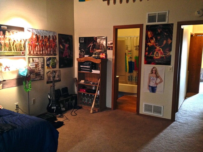 Building Photo - PRE-LEASE: 4 Bedroom 3.5 Bathroom Townhouse In Gold Run.  Walk To Campus!