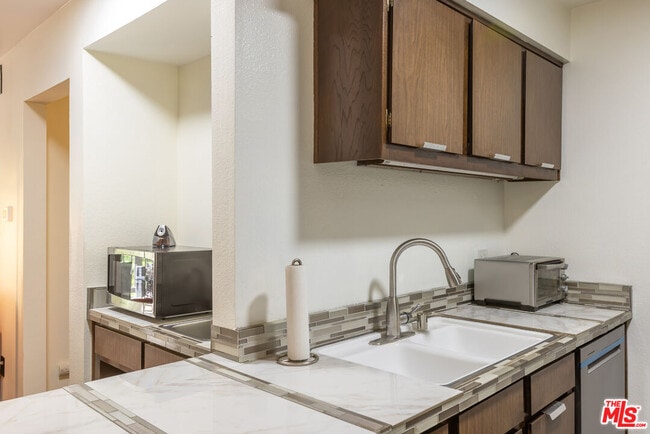 Building Photo - 5213 Raintree Cir