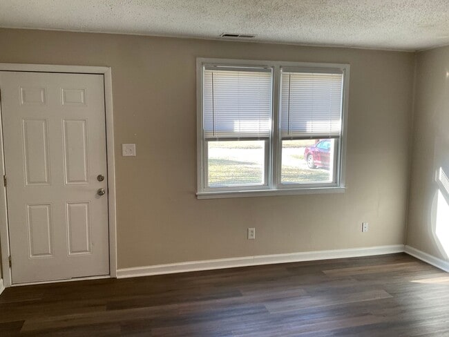 Building Photo - Cute 2 bedroom duplex that is centrally located. Just minutes to area bases, shopping and restaur...