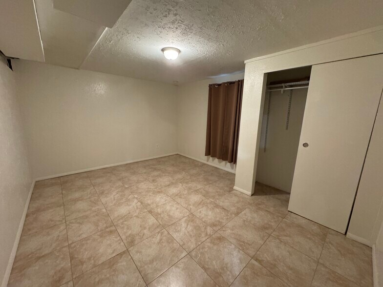 Building Photo - 946 Hutchinson Dr