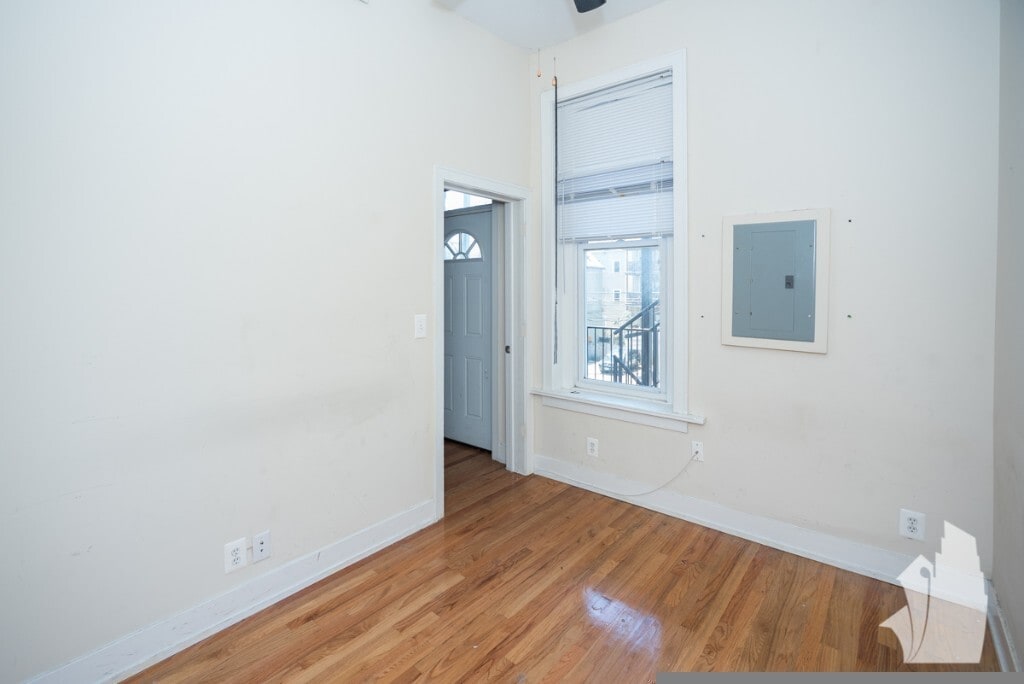 Building Photo - 3352 N Sheffield Ave