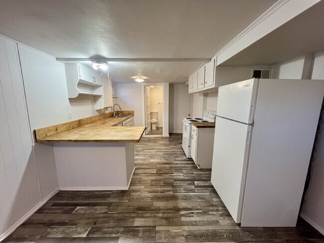 Building Photo - Recently updated basement apartment ready now!