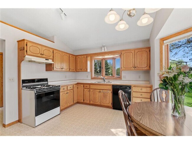 Building Photo - Stunning home located in the heart of Apple Valley *3 bed*2bath Available 10/1!