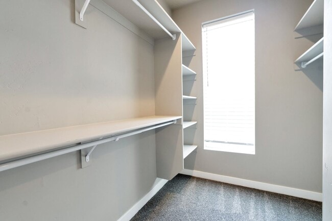 Building Photo - Spacious 4 Bed, 3 Bath Pet-Friendly Home with Central Air & Modern Features! - Available NOW!