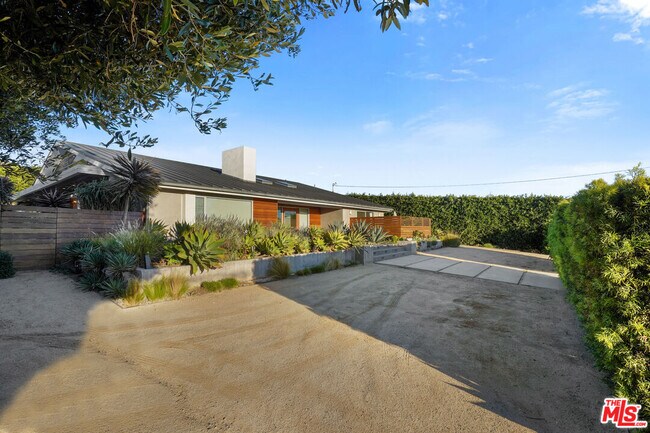 Building Photo - 30479 Morning View Dr