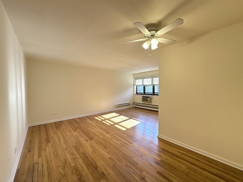 Building Photo - 665 W Wrightwood Ave
