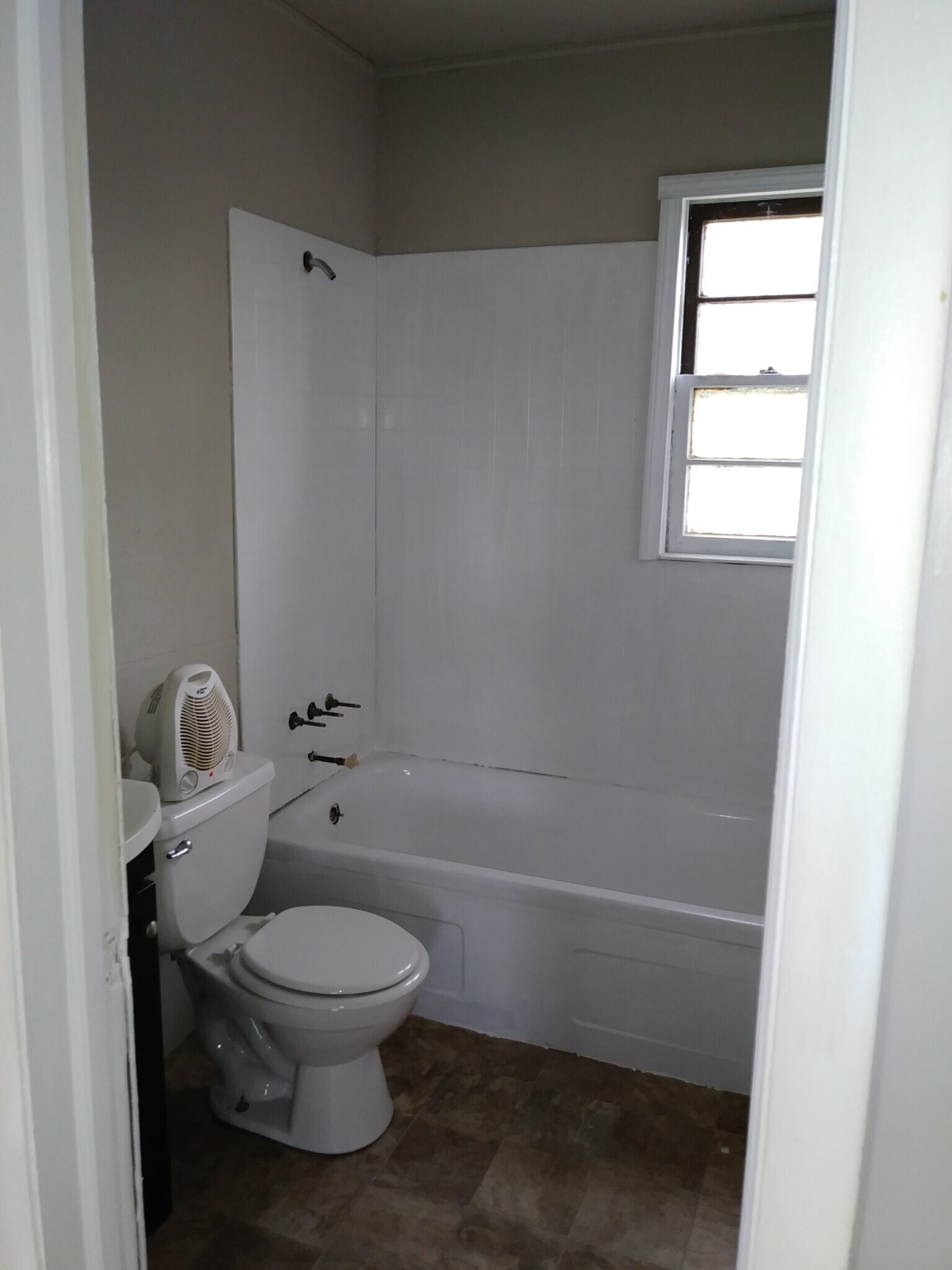 Full bath - 7005 John Adams Way
