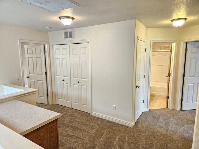 Building Photo - New Carpet & Paint 3 Bd 2.5 Ba Townhome In...