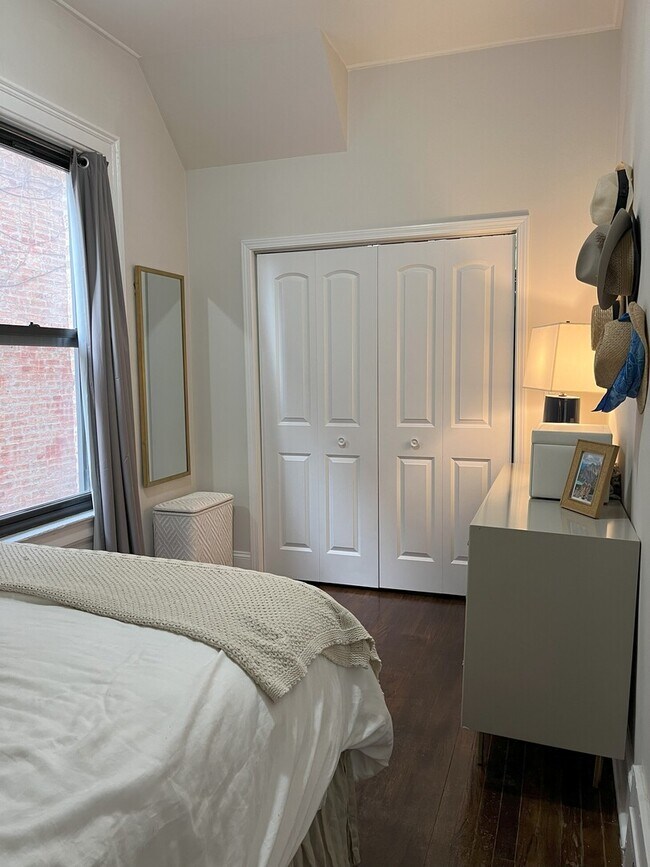 Building Photo - 2035 W Evergreen Ave