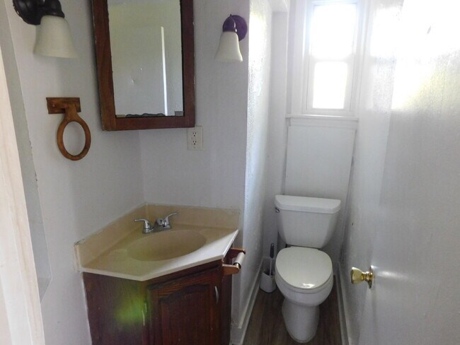 Building Photo - Private Entry First Floor Apartment