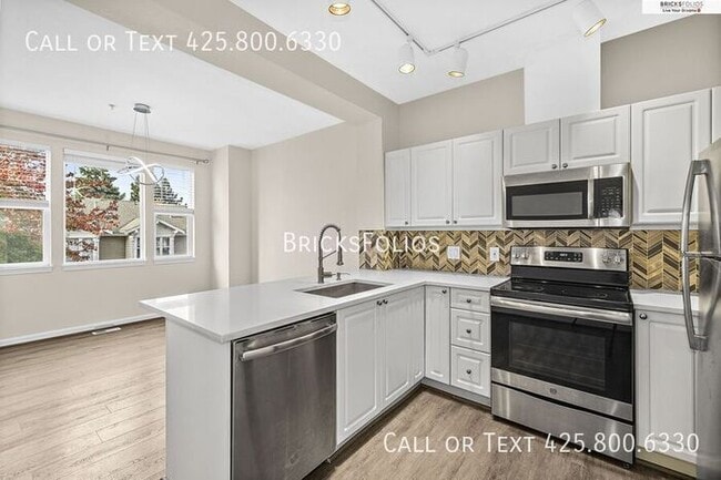 Building Photo - Prime Bellevue Location – Parkside Townhom...