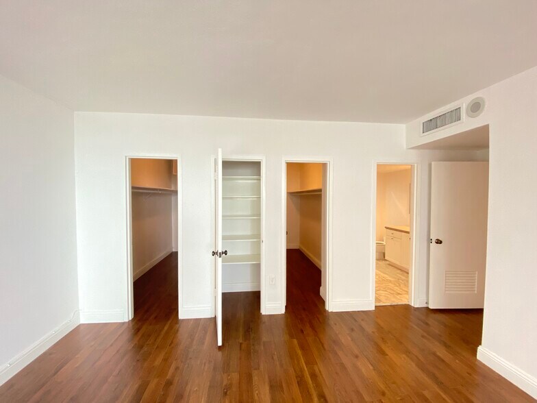Building Photo - 5825 Collins Ave