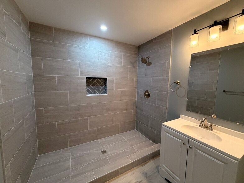 Building Photo - 5001 Edenvale Ct