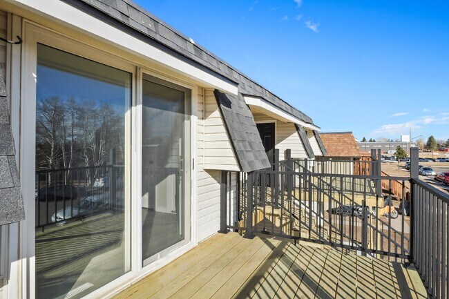 Building Photo - 2-Bedroom Gem with Granite Countertops Available in May