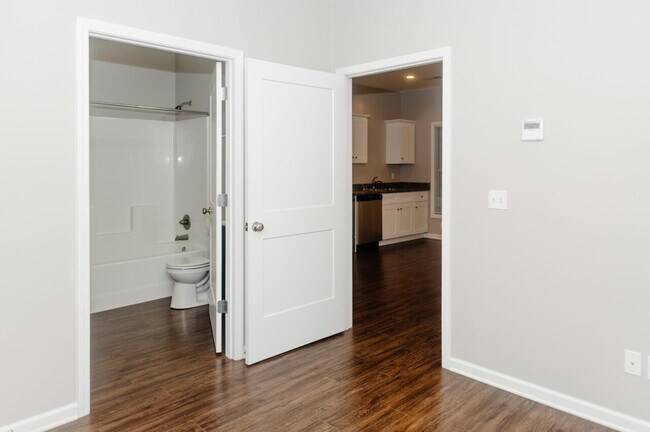 Building Photo - 1632 Miller Ave