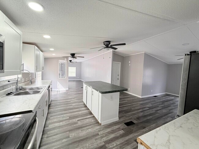 Building Photo - 5050 Box Wood Ct