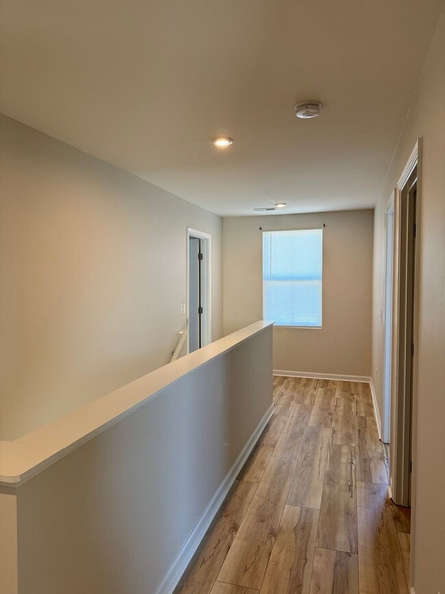 Building Photo - Price & Location!