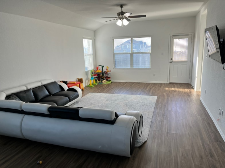 Building Photo - 5563 Bellissima Way