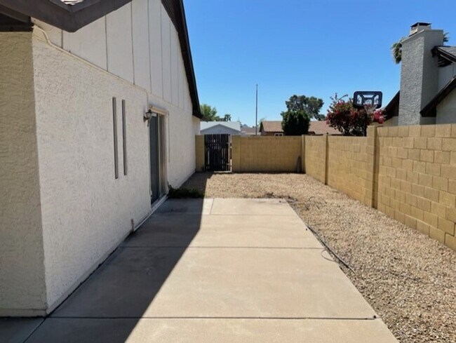 Building Photo - Phoenix 3 Bed, 2 Bath Home with Single Story