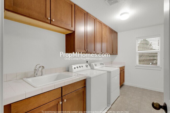 Building Photo - Updated Luxury Five Bedroom Home in Happy Valley!