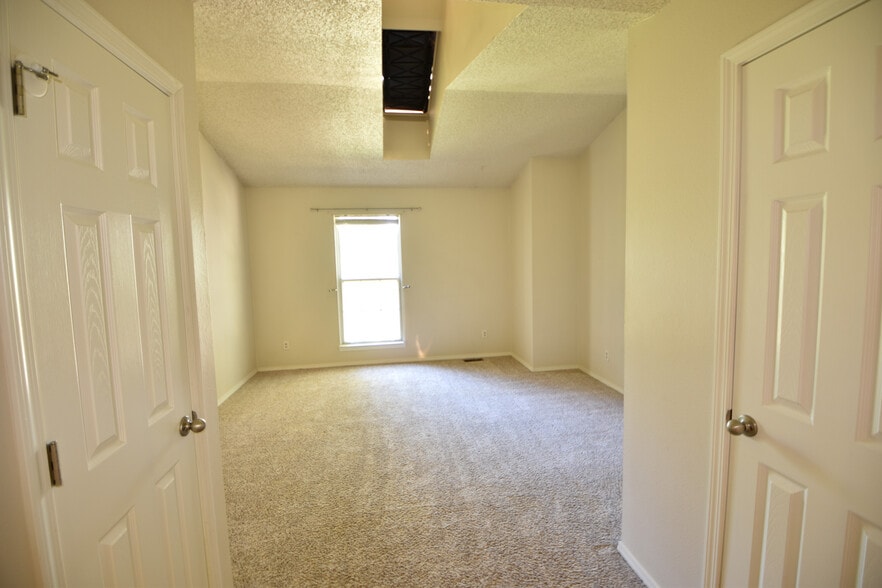 Master bedroom with vaulted ceiling and 2 separate closets. - 3509 Queen Anne Way