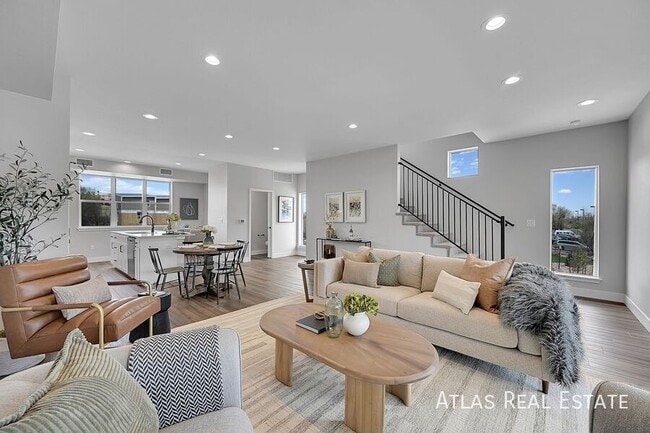 Building Photo - 889 Paget Pt