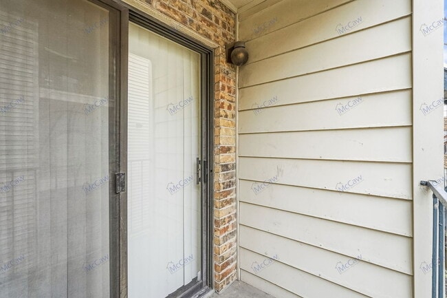 Building Photo - 9520 Royal Ln