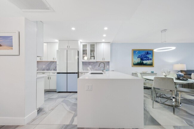 Building Photo - 12 Royal Palm Way