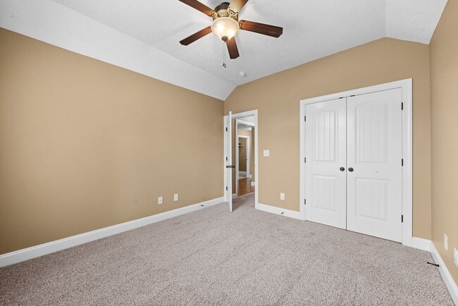 Building Photo - Three Bedroom with Bonus!