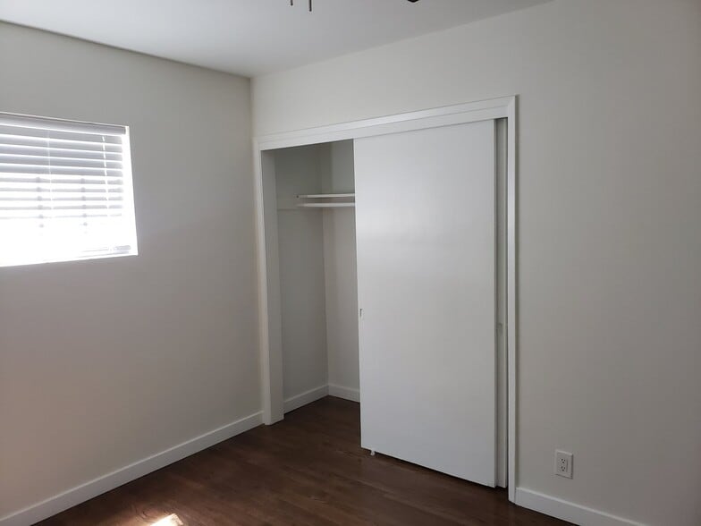 Building Photo - 302 N Ventura St