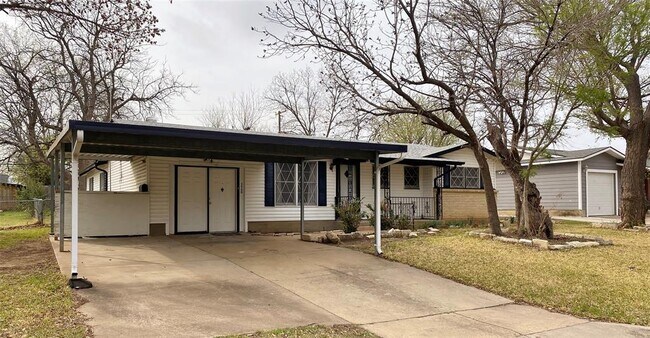 Building Photo - 3560 Regal Rd