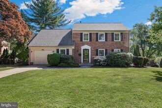 Building Photo - Just minutes to Park Potomac, Pike & Rose, I-270, and more