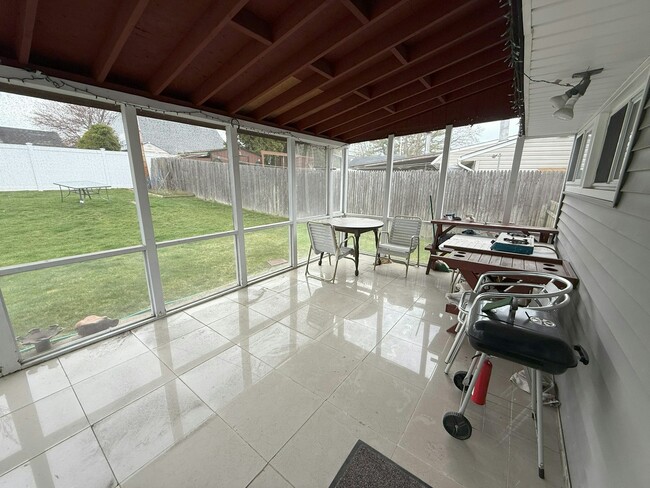 Building Photo - 168 Red Maple Dr E