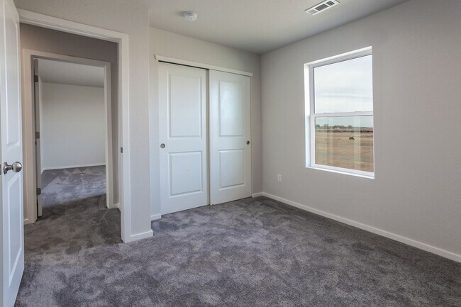 Building Photo - Exquisite 3 Bed 2.5 Bath Single Family Home