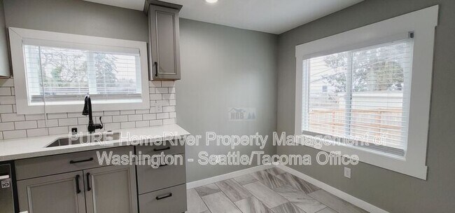 Building Photo - 3216 E Roosevelt Ave