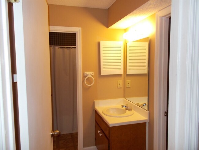 Building Photo - 1103 Greentree Ct