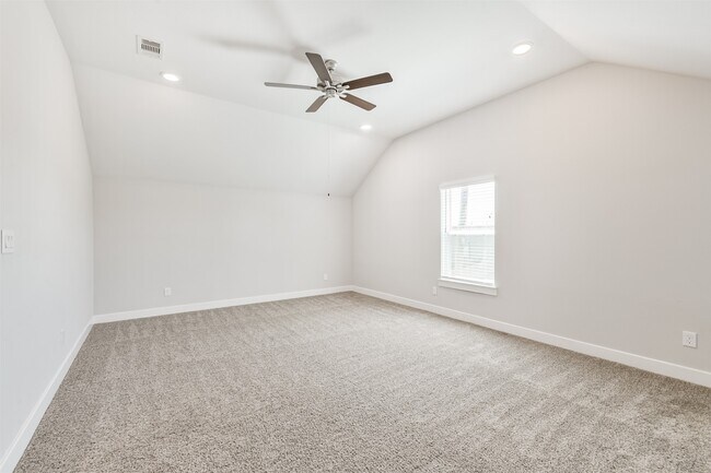 Building Photo - 13083 Clear View Dr