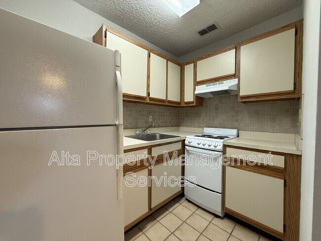 Building Photo - 195 Cardinal Dr