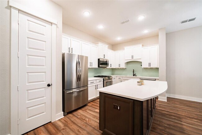 Building Photo - 10922 Brambling Wood Dr