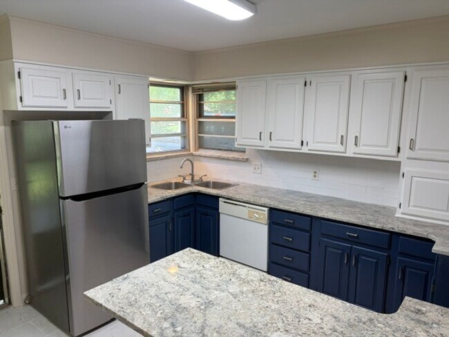 Building Photo - Gorgeous 3 Bedroom Remodeled Home