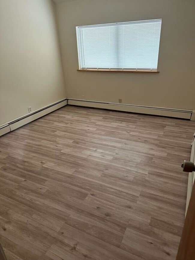 Building Photo - Large 1br in Townhome with Garage and Deck(Heat Included)