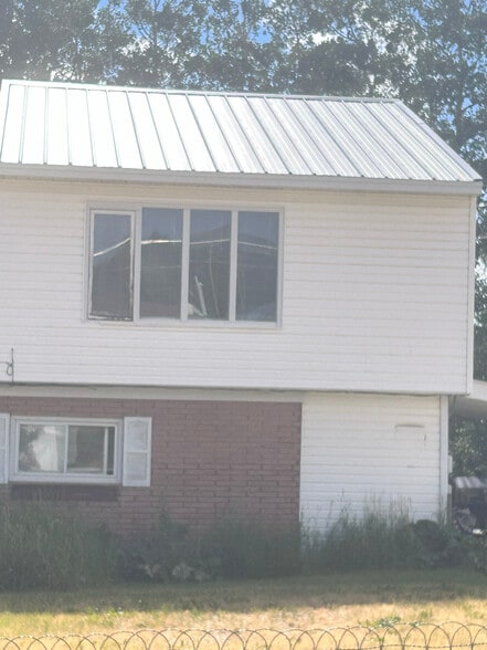 Primary Photo - 426 E 9th St